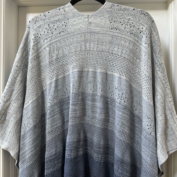 White House Black Market Blue Ombre Knit Shawl Cardigan Wrap Size Small - Picture 11 of 13